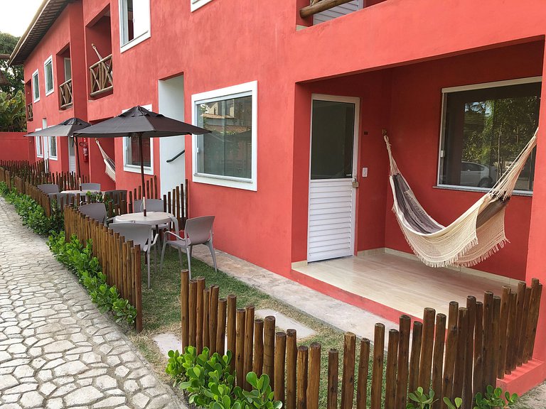 B 102 Apartamento térreo com jardim na região de Guarajuba