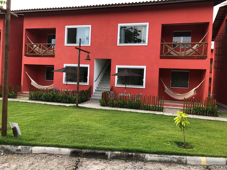 B 102 Apartamento térreo com jardim na região de Guarajuba