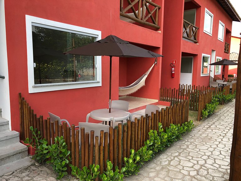 B 102 Apartamento térreo com jardim na região de Guarajuba