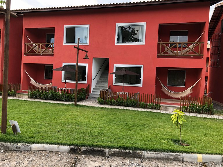 B 102 Apartamento térreo com jardim na região de Guarajuba